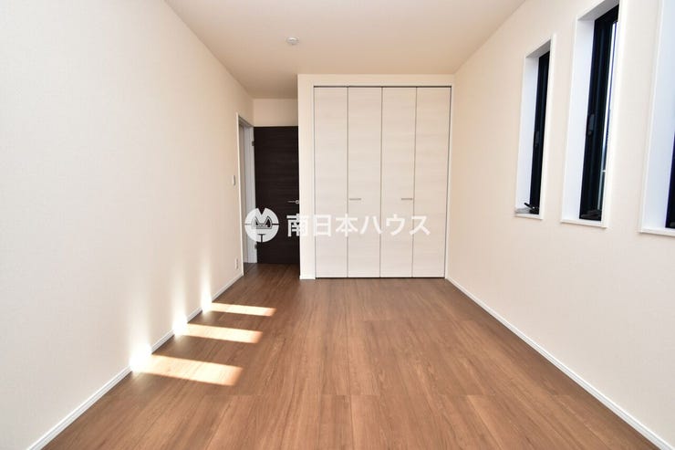 【洋室同型写真】2面に窓があり通風良好!各部屋に収納も備わっています♪