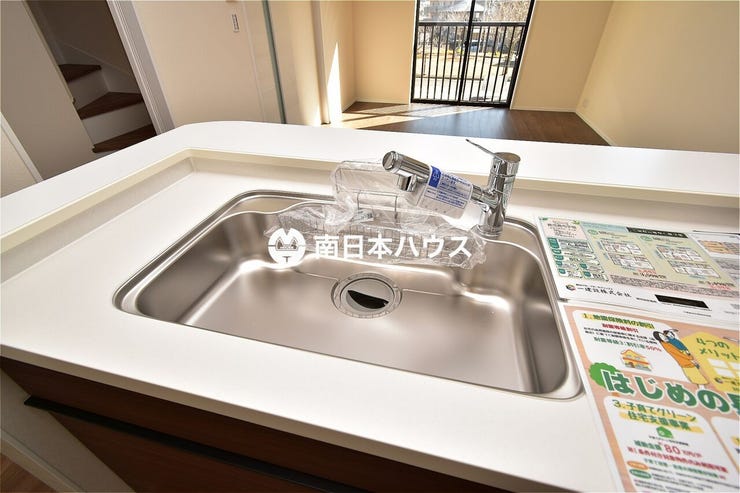 【シンク】浄水機能付き水栓です!シンク部分はステンレス製で熱や汚れに強くお手入れもしやすいです♪