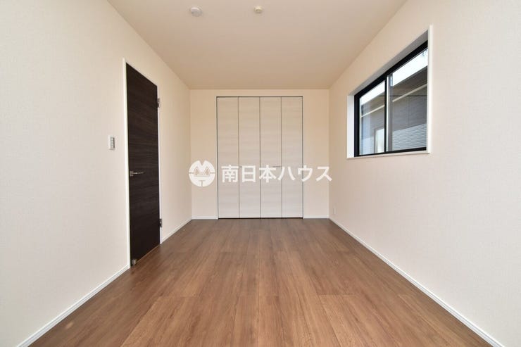 【洋室同型写真】2面に窓があり通風良好!各部屋に収納も備わっています♪
