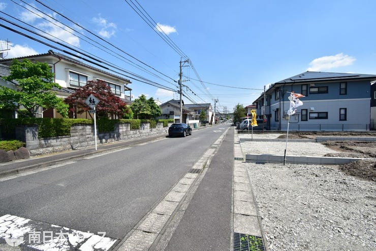 【前面道路】北西向きの前面道路幅は約9.3mと広々です!歩道も整備されています♪