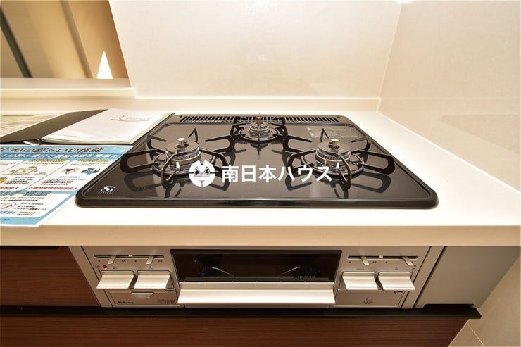 【コンロ同型写真】3口のコンロとグリル付き!