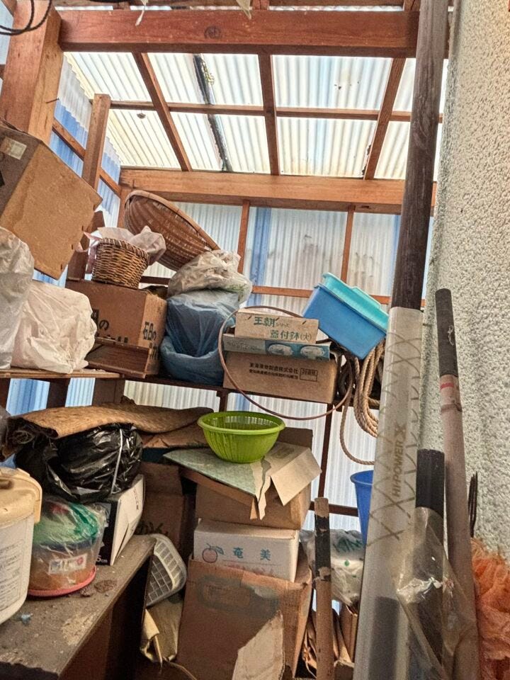 1階和室からの掃き出し窓の外にある物入