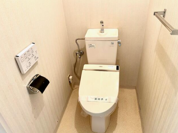 温水洗浄便座完備です。