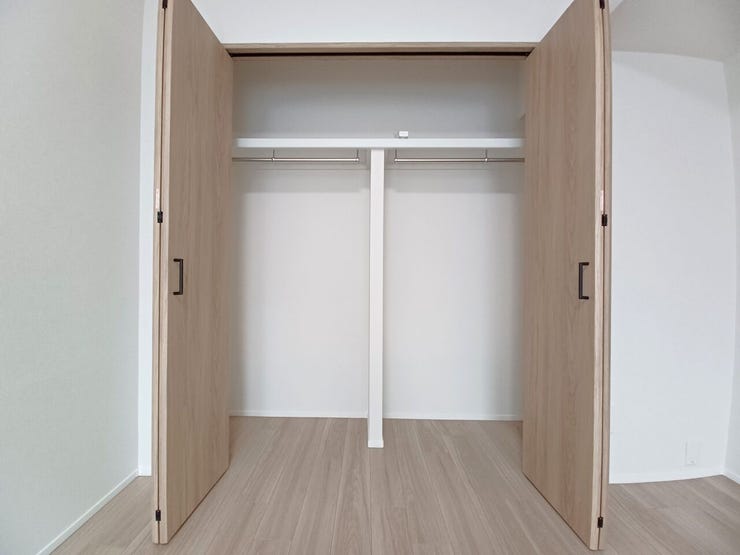 ■クローゼット■
大容量の収納力があるため、荷物が多い方でも安心。
冬や夏のアイテムを適切に収納し、家の内部をスッキリと保ちます♪季節物を整理する手間を減らし、快適な居住環境を維持します♪