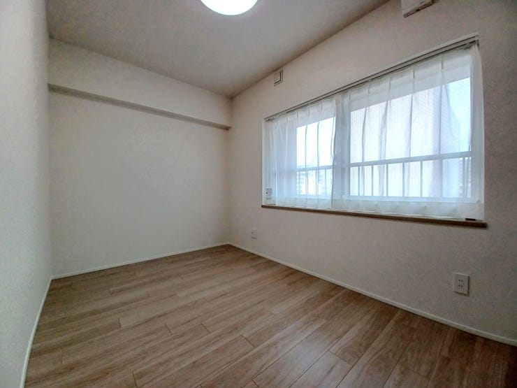 ■洋室(約5.5帖)■
子ども部屋にぴったりのサイズ感。クローゼット付きでお洋服や学用品の整理もラクラク。窓がついているため明るく風通しも◎。成長に合わせて長く使える、快適なプライベート空間です。