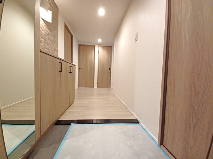 ■玄関■
シンプルで洗練された玄関ドアは、無駄のないデザインで落ち着いた雰囲気を演出します。主張しすぎずに家全体の印象をまとめる玄関のポイントに!訪れる人をやさしく迎えます。
