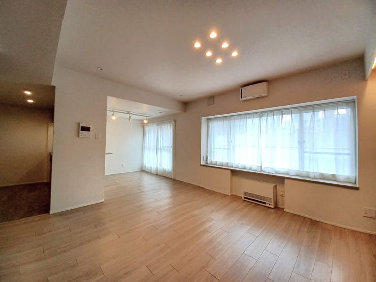 ■LDK(17.5帖)■
天井には、ダウンライトを6灯配置!お部屋をすっきりと広く見せるだけでなく、空間全体を明るく演出します。間接照明の光と組み合わせることで、さらに落ち着いた上質な雰囲気に♪