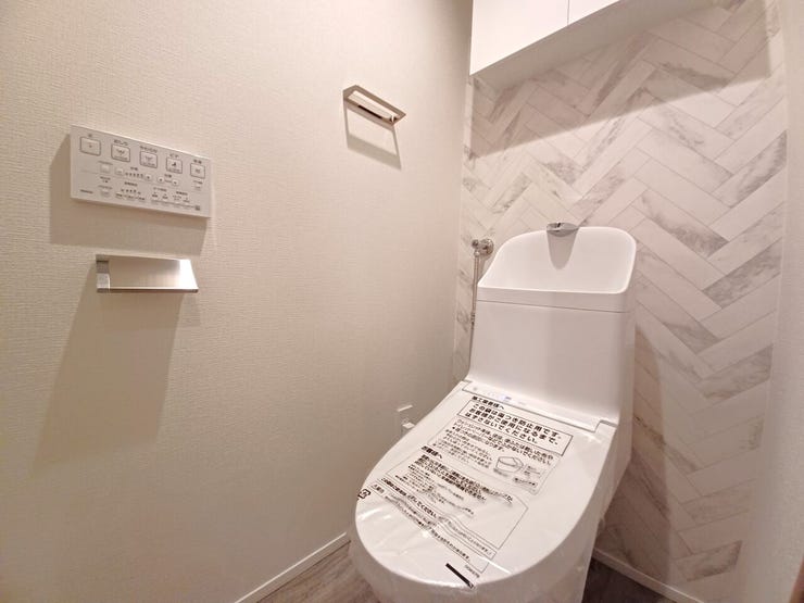 ■温水洗浄便座付きトイレ■
アクセントクロスがおしゃれなトイレスペース!上部には便利な収納棚を備えており、ペーパーのストックなどをすっきりと片付けられます。温水洗浄便座付きで毎日快適です♪
