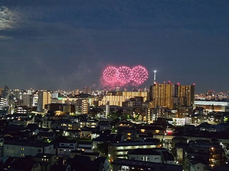 お部屋から足立区花火大会を望む開放感あふれる眺望。ご自宅にいながら季節の風物詩を楽しめる、暮らしに彩りを添える魅力的なロケーションです。