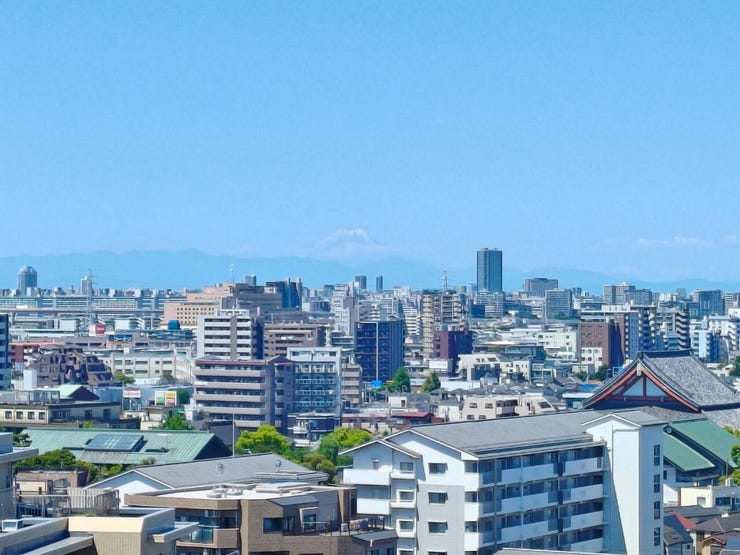 晴れた日には遠く富士山を望める贅沢な眺望。広がる空と街並みを一望でき、開放感と特別感を日常の中で感じられる住環境です。※ズーム撮影