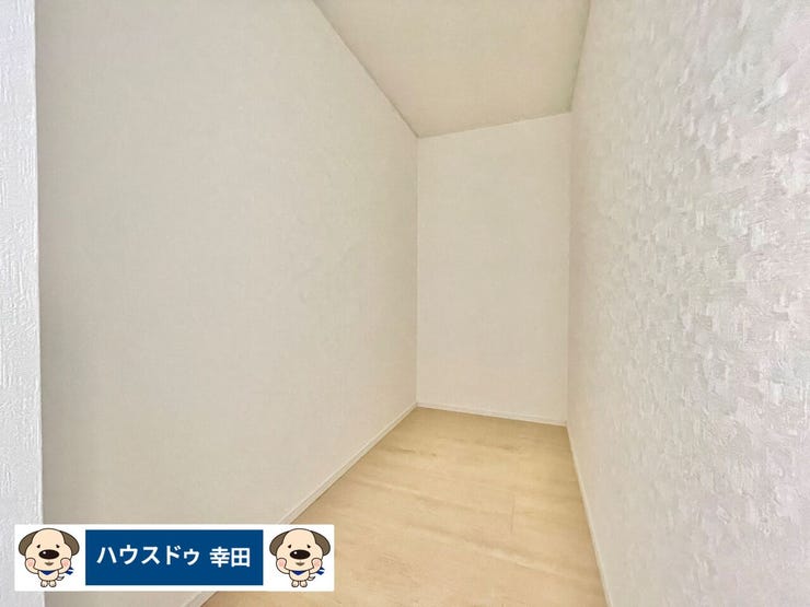 キッチン裏に大容量パントリーがございます