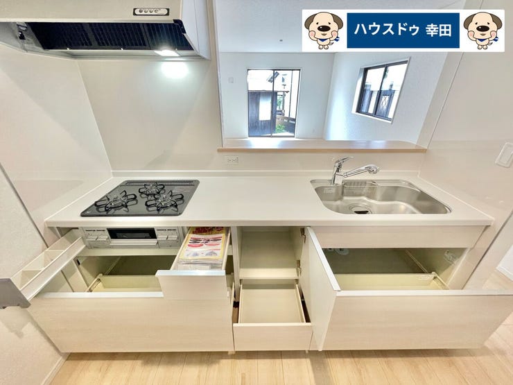 カウンターキッチンになっており、リビングの様子を見ながら作業をすることができます。