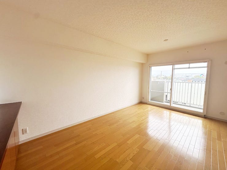 大きな窓がありますのでお日様の光をしっかりと取り込めます♪ご家族が集まる場所だからこそこだわりたいリビング♪