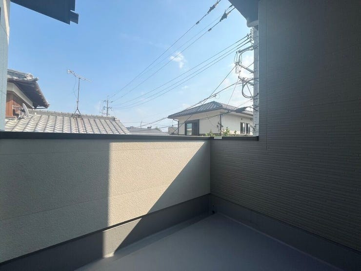 広々とした南向きバルコニーは、洗濯物を干すのに最適です。日差しをたっぷり浴びて、洗濯物が短時間でしっかり乾きます。