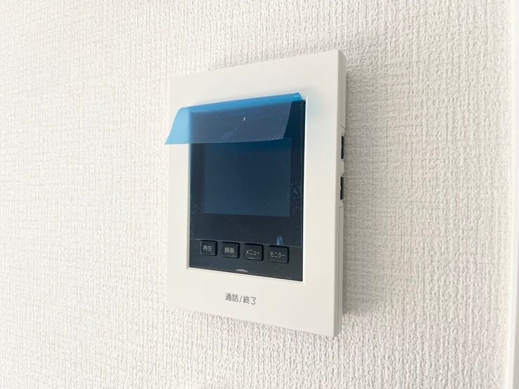 モニター付きインターホン完備で、来客の顔を確認してから応対できる安心設計。防犯面でも心強い設備です。