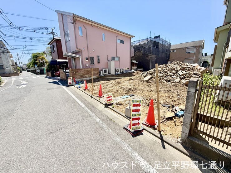 前面道路が広く、お車の出し入れもスムーズ。周辺は落ち着いた住宅街で、子育て世帯にもおすすめの住環境です。