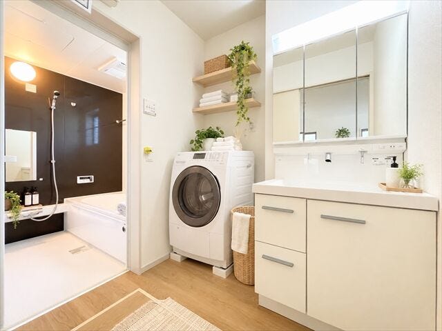 室内洗濯機置き場があるので、
汚れた洋服を洗面台で一度洗ったら
そのまま洗濯機に入れることが出来ます。
※実際の写真に家具や調度品をCG合成したものです。