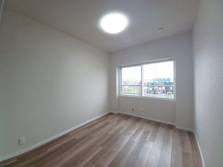 ■洋室(約5.8帖)■
寝室やワークスペース、趣味のお部屋など使用用途は多数♪自分のお部屋があれば、家具の配置を考えたり、このインテリアはどこに置こう、など考えるのも楽しいですね!