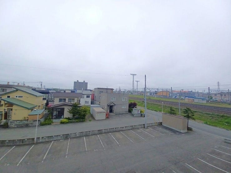 ■眺望■
3階部分からの開放的な眺望写真です。目の前を遮るものがなく、心地よい空と抜けた景色が一望できます。線路が見える見晴らしの良いロケーションで、毎日の暮らしに開放感と彩りを与えてくれます。