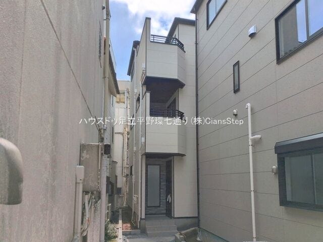 【外観写真】
建物完成後の外観。縦のラインを生かしたスマートなフォルムが印象的な住まいです。