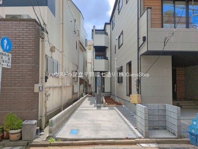 カースペースを備えた外観。玄関までのアプローチもすっきり整えられています。