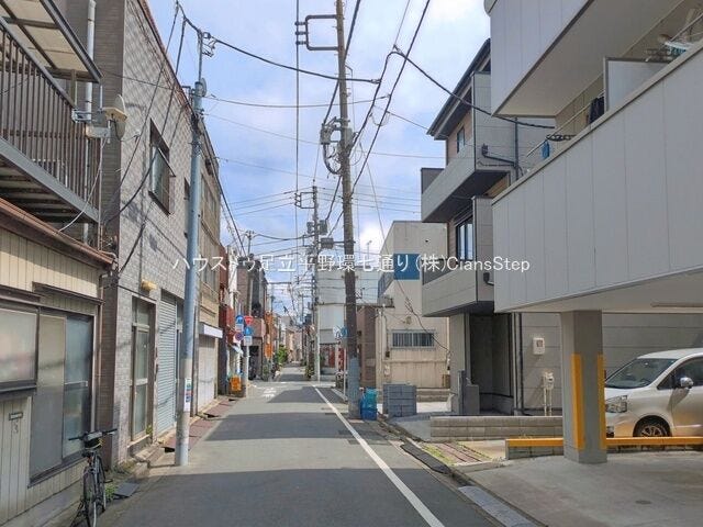 前面道路から見た周辺環境。見通しのよい道路で、街並みの雰囲気も確認できます。