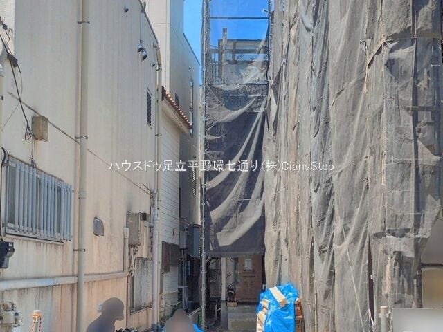 建築中の現地奥側。施工状況や建物の配置、隣接する建物との距離感が分かります。