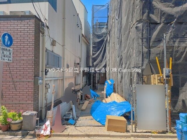 建築中の現地写真。完成へ向けて工事が進み、住まいの形が少しずつ見えてきています。