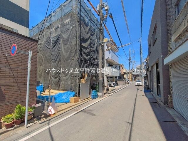 前面道路はすっきりとした印象。周辺は住宅や店舗が並ぶ、暮らしやすい街並みです。