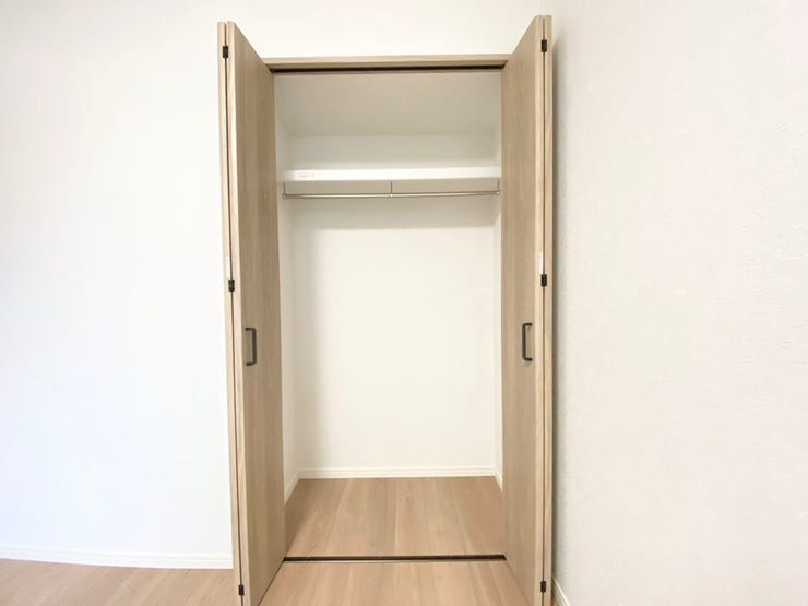 クローゼット付きで、衣類や荷物をすっきり整理しやすい空間です〇