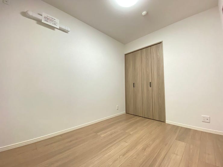 使い勝手の良い4.5帖の洋室。
ベッドやデスクも配置しやすく、寝室として快適に利用できる広さです♪