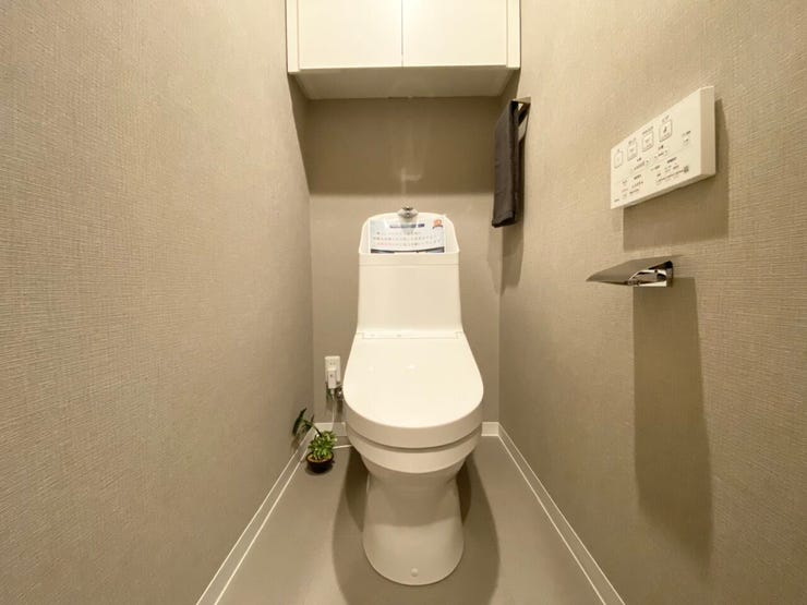 トイレ上部には収納棚を設置。
トイレットペーパーや掃除用品などを収納でき、空間をすっきり使いやすい仕様です♪