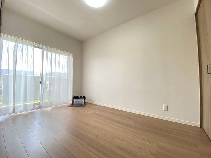 使い勝手の良い5.2帖の洋室。
ベッドやデスクも配置しやすく、寝室として快適に利用できる広さです♪