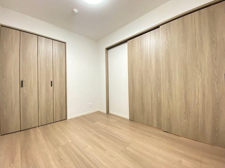 使い勝手の良い5.2帖の洋室。
ベッドやデスクも配置しやすく、寝室として快適に利用できる広さです♪