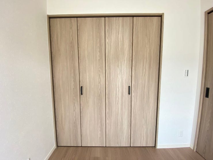 クローゼット付きで、衣類や荷物をすっきり整理しやすい空間です〇