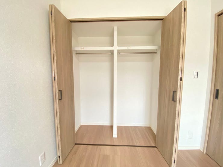 クローゼット付きで、衣類や荷物をすっきり整理しやすい空間です〇