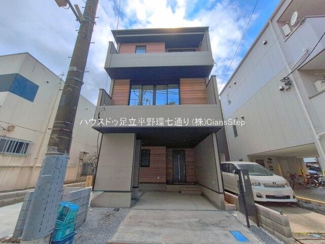 【外観写真】
木目調のアクセントが映える外観。ビルトインガレージを備えた機能的な住まいです。