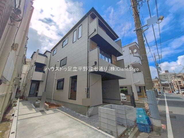 グレーを基調とした落ち着きある外観。バルコニーの立体感が住まいに洗練された印象を与えます。