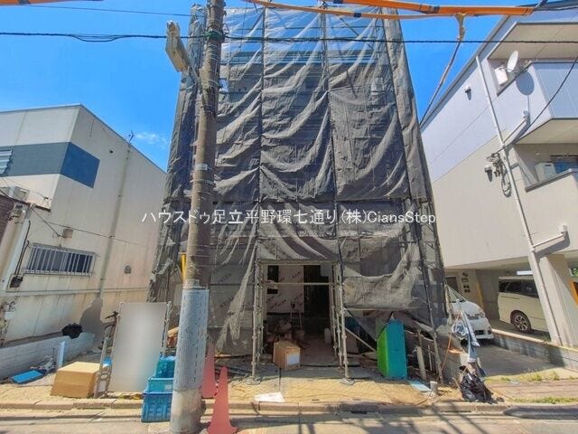 建築中の正面外観。完成に向けて工事が進み、建物の高さやボリューム感が分かります。