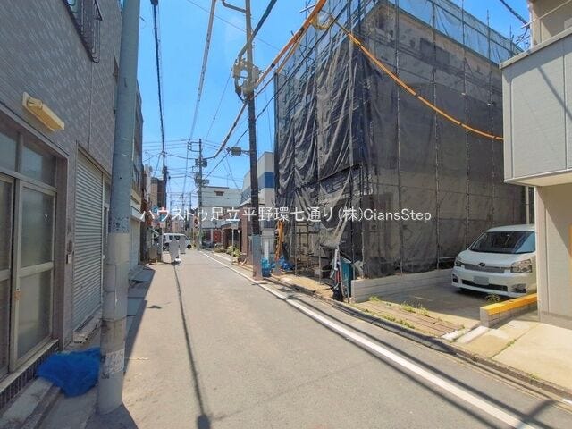 前面道路を含む現地写真。周辺は住宅が並ぶ街並みで、現地の雰囲気を確認できます。