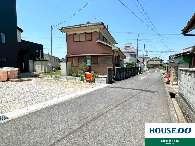 【前面道路】閑静な住宅街となっております。車通りも少ないので駐車も安心です。お子様のいるご家庭は安心して送り出せますね♪現地を実際に見ていただくことでしか分からない情報が沢山あります!