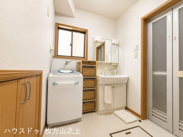 収納付きで使いやすい洗面室です。