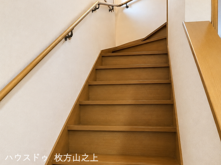 手すり付きで安心の階段です。