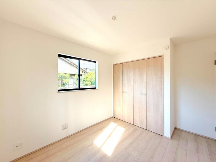 【洋室】
部屋の広さが適度なため、家具の配置やインテリアデザインがしやすく、狭すぎず広すぎない居心地の良い空間を作れます。
また収納が豊富な間取りで部屋が散らかりにくく、掃除や片付けが楽に♪