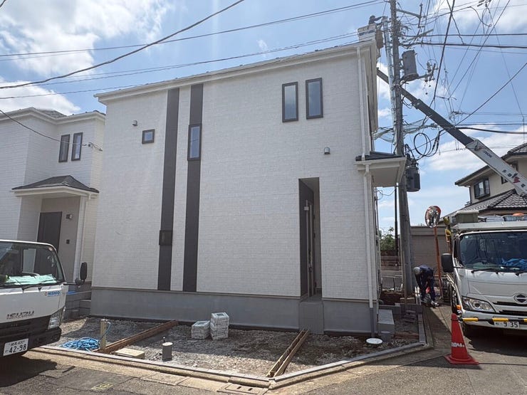 ホワイトとダークグレーのコントラストが印象的な、モダンな外観デザインです。角地に建つ開放的な住まいは、日々の暮らしに心地よい風を届けてくれそうです。