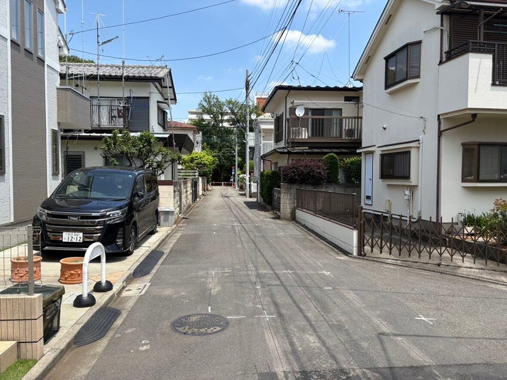 見通しのよい前面道路は、落ち着いた住宅街の中にあります。車の通りも比較的穏やかなので、小さなお子様とのお散歩や、毎日の車庫入れもゆったりとした気持ちで行える、安心感のある住環境です。