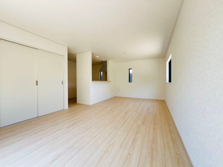 奥行きがあり家具を配置しやすいリビング。引き戸を閉めることで、生活シーンに合わせた使い分けが可能です。