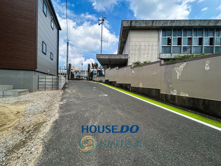 【前面道路】
物件の横を通る、すっきりとした前面道路。
車の出し入れがしやすく、周辺は落ち着いた住環境が広がっています。