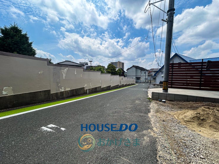 【前面道路】
見通しが良く、小さなお子様がいても安心な前面道路。
空が広く感じられる、開放的なロケーションも魅力です。