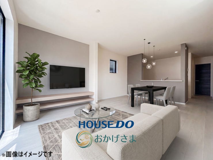 【リビング】
【リビング】
※画像は家具設置イメージです。
明るく開放的な広々としたリビング。
グレーのアクセントクロスが洗練されたモダンな空間を演出します。